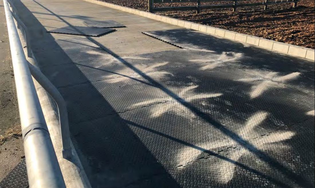 Artificial Bedding Interlocking Rubber Matting On Concrete