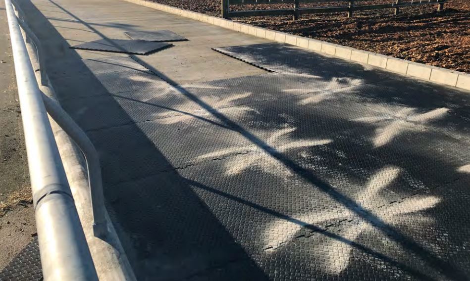 Artificial Bedding Interlocking Rubber Matting On Concrete