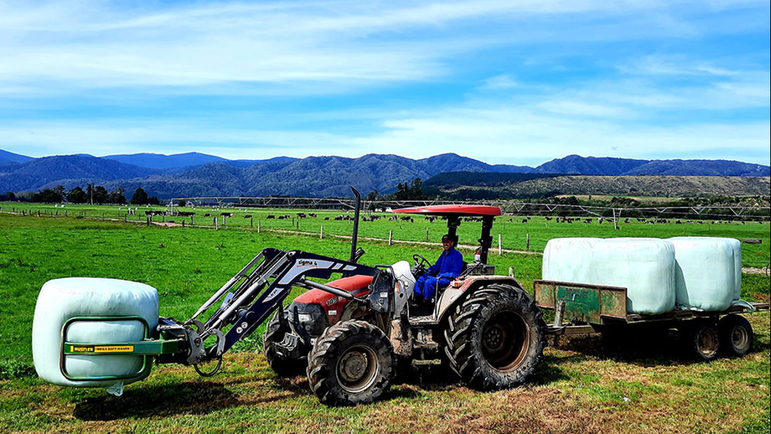 West Coast Dan With Bales Image4